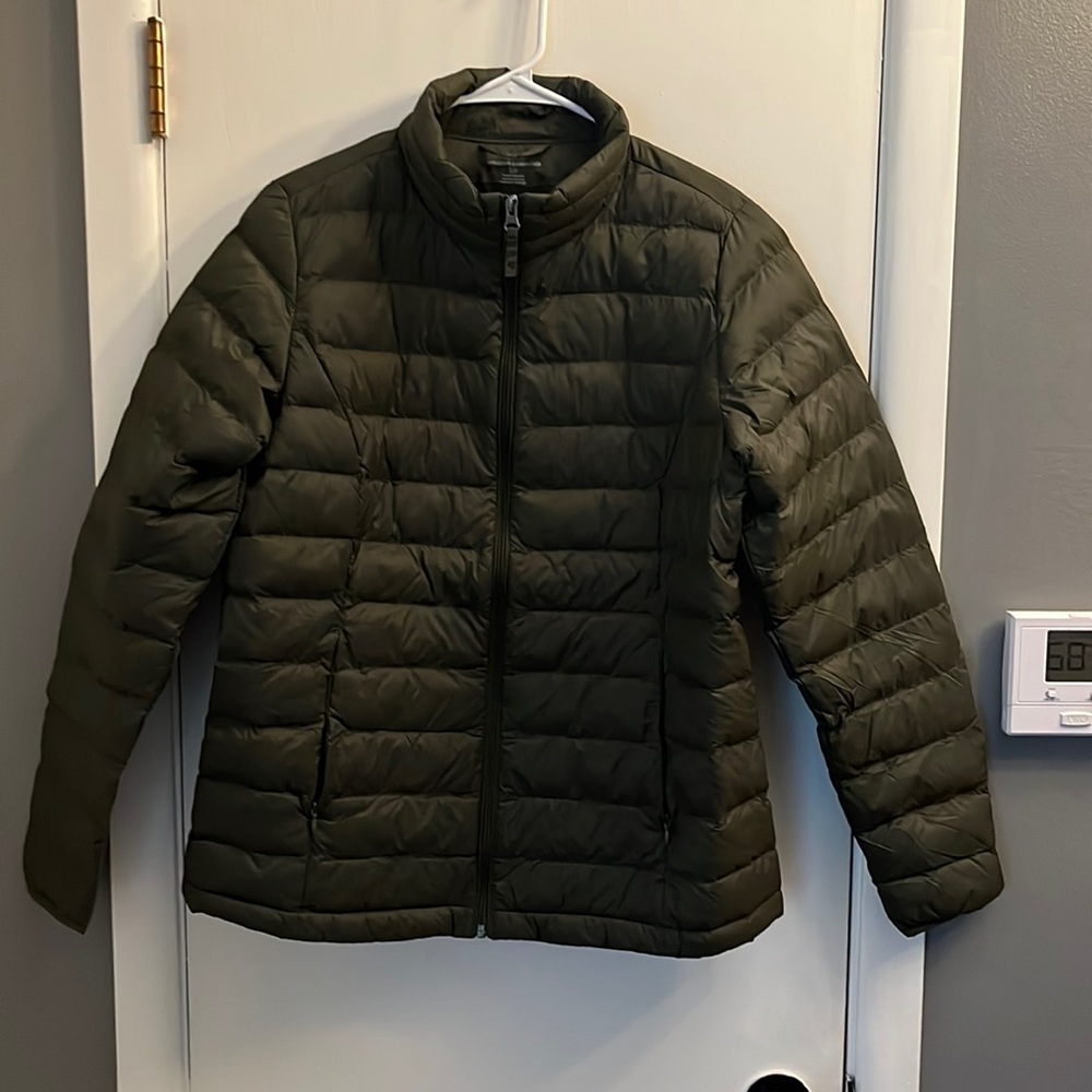 Amazon Essentials Light Weight Puffer - Picture 3 of 5